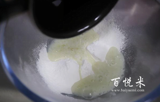 千秋紋鳳梨醬夾心蛋糕，松軟香甜比買的好吃實惠，5個雞蛋就能烤一大盤蛋糕